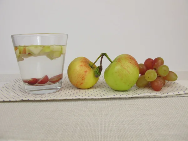 Detox water with apple and red grapes — Stock Photo, Image