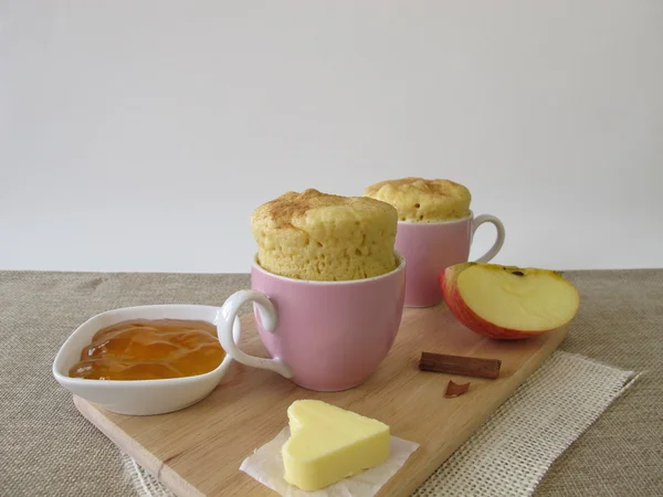 Bolo de caneca de café da manhã com geléia de maçã e manteiga — Fotografia de Stock