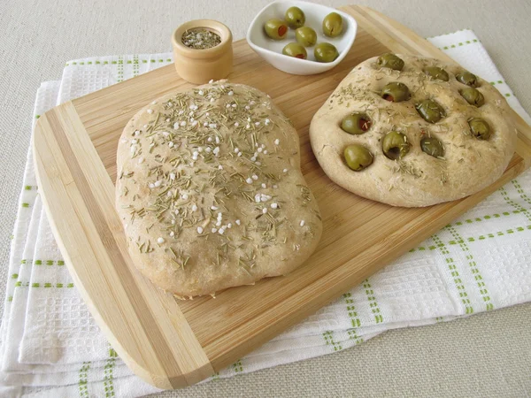 Focaccia-Brot mit Oliven oder Rosmarin — Stockfoto