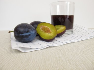 Erik suyu ve taze meyve