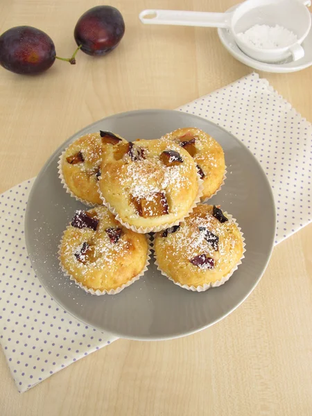 Muffin piccoli con prugne — Foto Stock