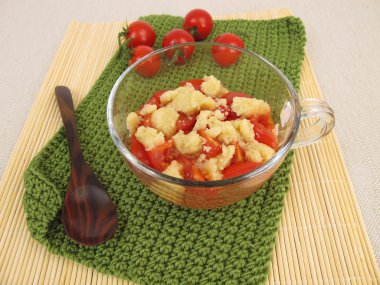 Kupa kek domates ve parmesan çatlar parçalamak