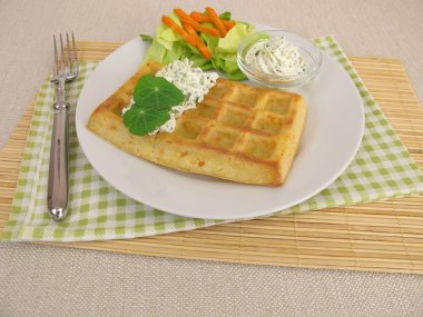 Krem peynir soslu fırında havuçlu waffle ve salata.