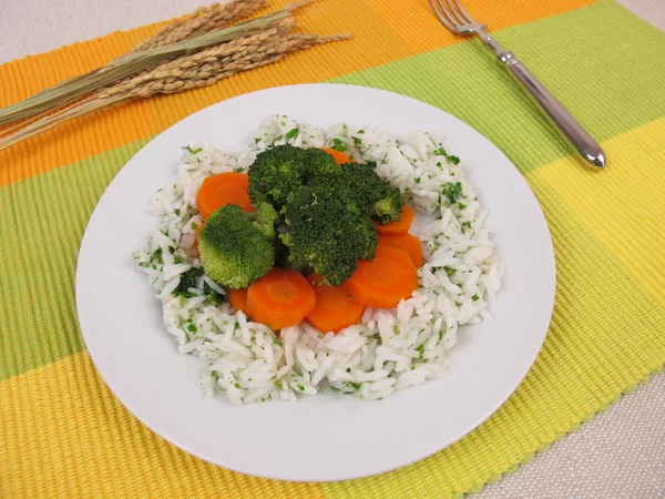 Ρύζι και βότανα με καρότα και μπρόκολο — Φωτογραφία Αρχείου