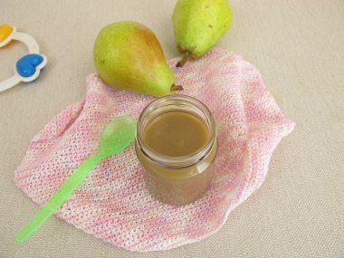 Bebekler ve yeni yürümeye başlayanlar için armuttan bebek maması