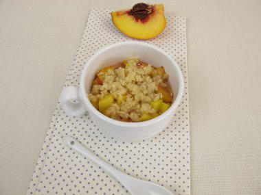 Şeftalili ezilmiş kek.