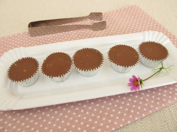 Pastelería de chocolate en latas de praliné — Foto de Stock