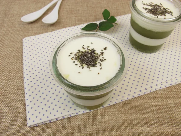 Batido verde gelatinoso con matcha, yogur y semillas de chía —  Fotos de Stock