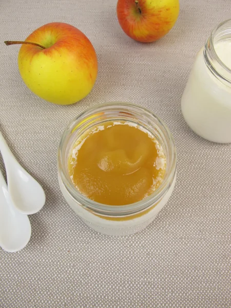 Yaourt du fabricant de yaourts à la compote de pommes — Photo