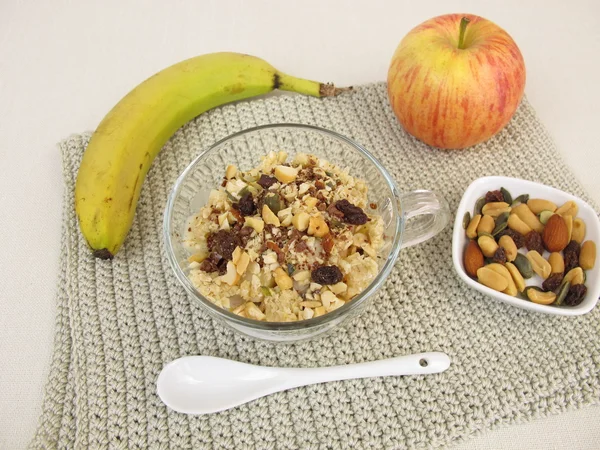 Crumble mug cake with banana, apple, chocolate and nuts — Stock Photo, Image