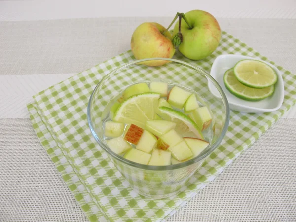 Eau de désintoxication aux pommes et au citron — Photo