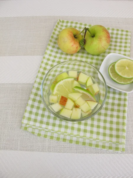 Entgiftungswasser mit Apfel und Zitrone — Stockfoto