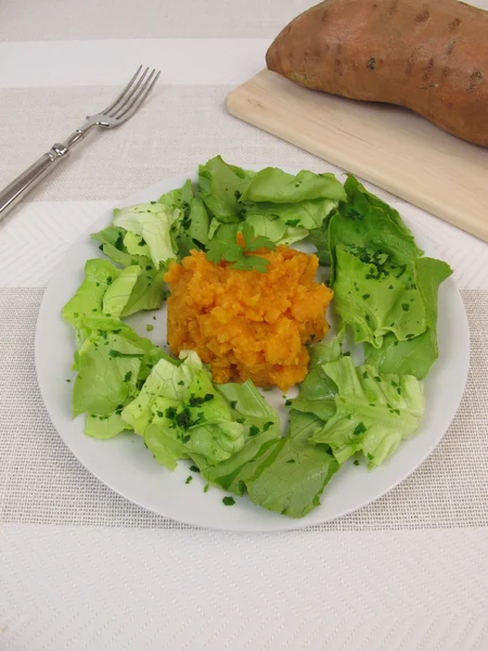 Sötpotatismos och sallad — Stockfoto