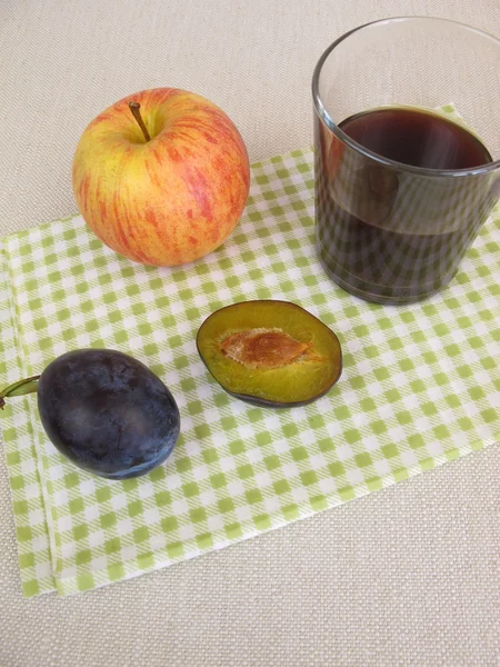 Saft mit Pflaume und Apfel — Stockfoto