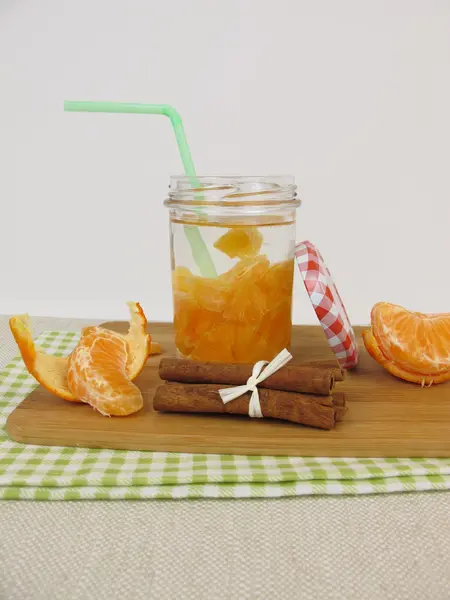 Agua de desintoxicación con mandarina y canela — Foto de Stock