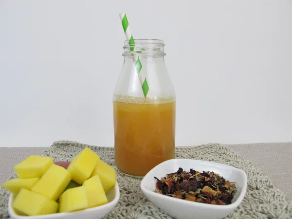 Tea smoothie with mango and fruit tea — Stock Photo, Image