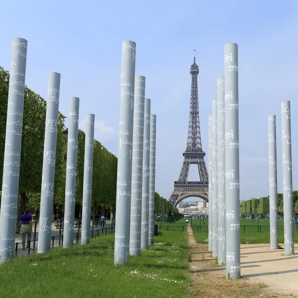 ปารีส หอไอเฟล และอนุสาวรีย์สันติภาพ — ภาพถ่ายสต็อก