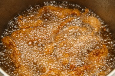 Sıcak yağda kızarmış tavuk