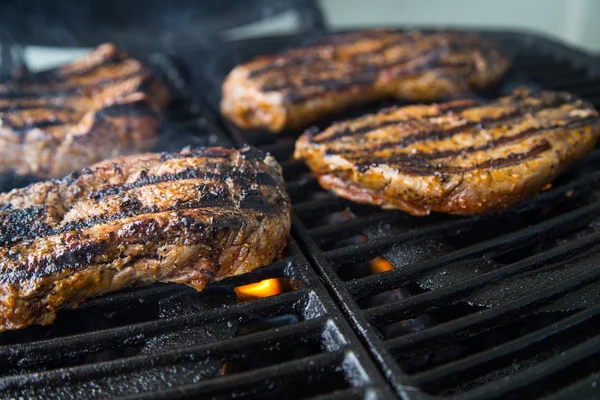 Bifes de porco sendo bbq — Fotografia de Stock