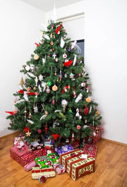 Kerstboom en cadeautjes — Stockfoto