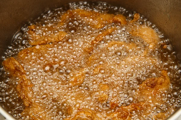 Fried chicken in hot oil — Stock Photo, Image