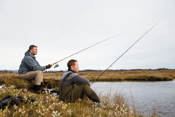 Rybaření kamarádi loví společně — Stock fotografie