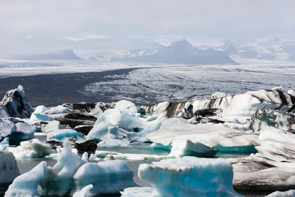 Icebergs floating in the glacial lagoon — Stock Photo, Image