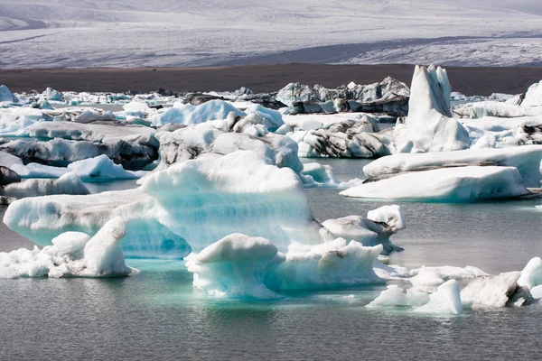 Icebergs flotando en la laguna glaciar — Foto de Stock