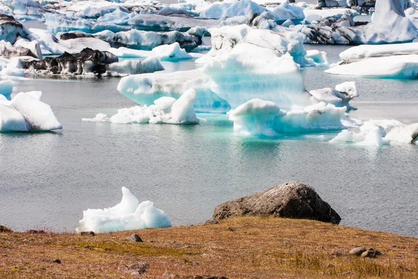 Icebergs flotando en la laguna glaciar — Foto de Stock