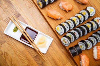 Ev yapımı suşi yemek çubukları ile