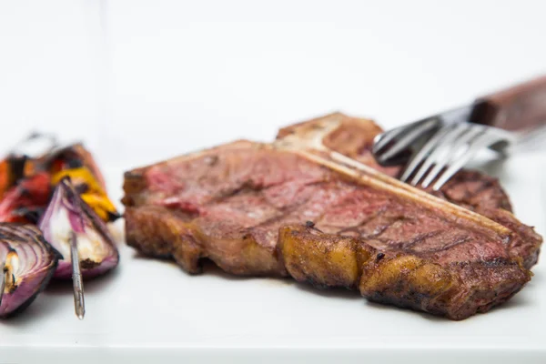 T-bone steak with some grilled vegetables — Stock Photo, Image
