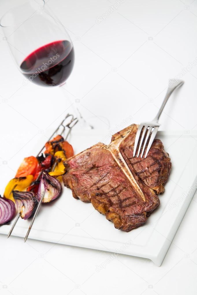 Charbroiled steak with wine and vegetables