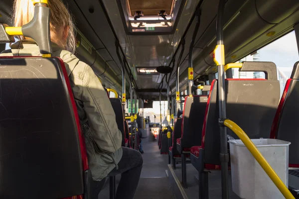 Adolescente monter le bus — Photo