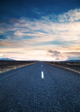 Dramatik bir gökyüzü altında yolu