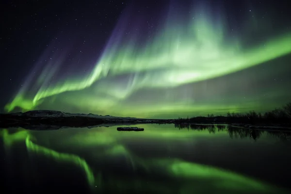 Aurores boréales flamboyantes sur le lac — Photo