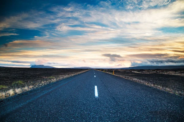 Route sous un ciel dramatique Photos De Stock Libres De Droits