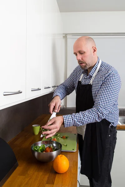 Hombre haciendo ensalada en casa Imagen De Stock