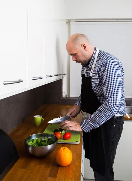 Hombre cortando verduras para ensalada Fotos De Stock