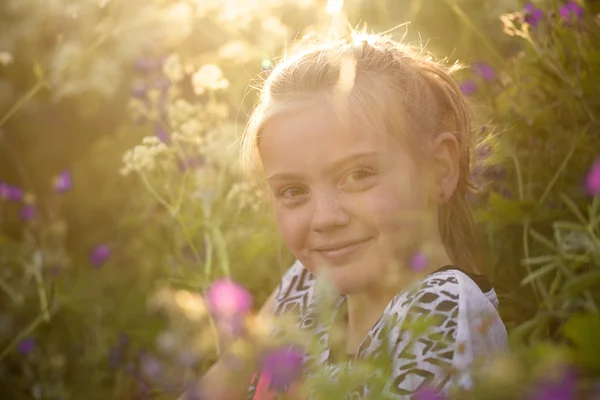 Sonriendo en verano — Foto de Stock