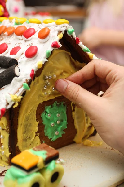 Lebkuchenhaus dekorieren — Stockfoto