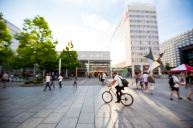 yürüyüş ve bisiklet bir alışveriş caddesi insanlar