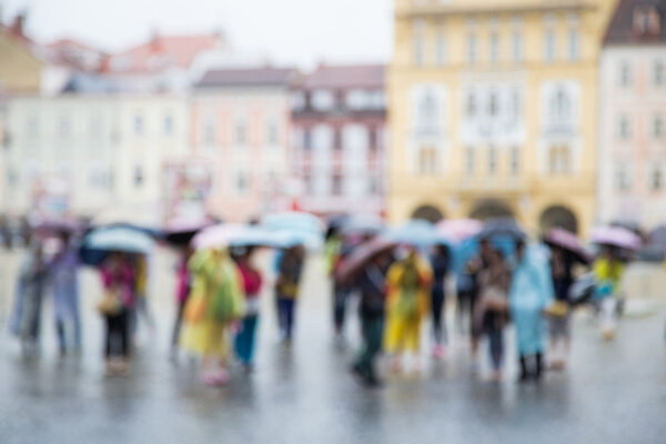 стоя под дождем