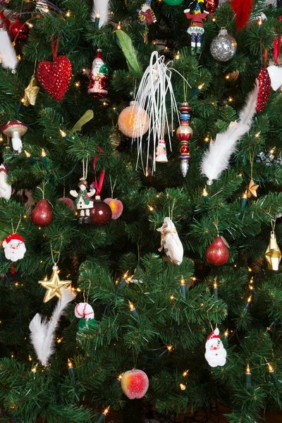 Decorazioni natalizie su albero — Foto Stock