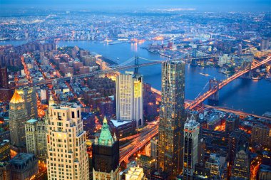 Alacakaranlıkta New York şehrinin havadan görünümü