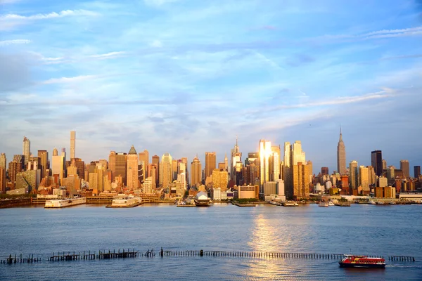 Manhattan skyline bij zonsondergang — Stockfoto