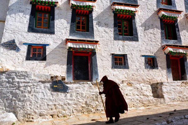 Silueta Monje Monasterio Drepung Lhasa Tíbet —  Fotos de Stock