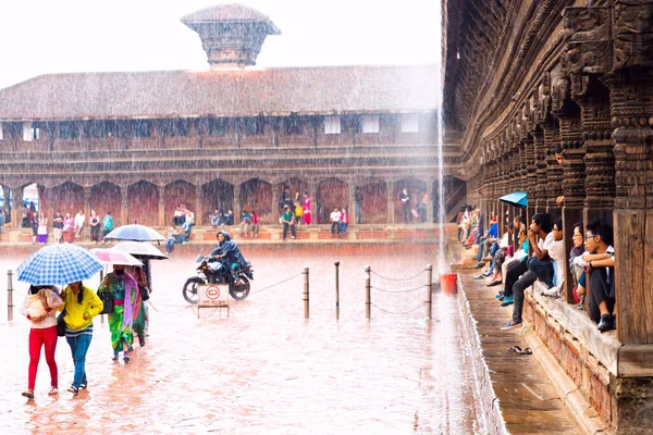 Бхактапур Непал Травня 2014 Туристи Відвідали Площу Дурбар Бхактапур Дощовий — стокове фото