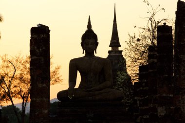 Thailand, Sukhothai Tarih Parkı 'ndaki Wat Mahathat Tapınağı' nda Buda silueti