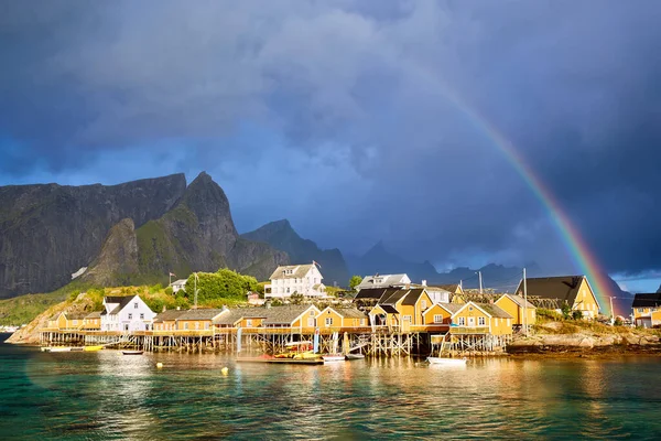 ノルウェー ロフテン島のライン漁村に虹 — ストック写真