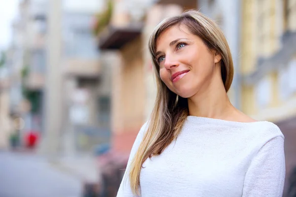 Primer Plano Retrato Mujer Rubia Atractiva Sonriendo Mirando Copyspace — Foto de Stock